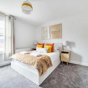 https://the-little-domus-modern-york-home-with-hot-tub.yorkshirehotels.net